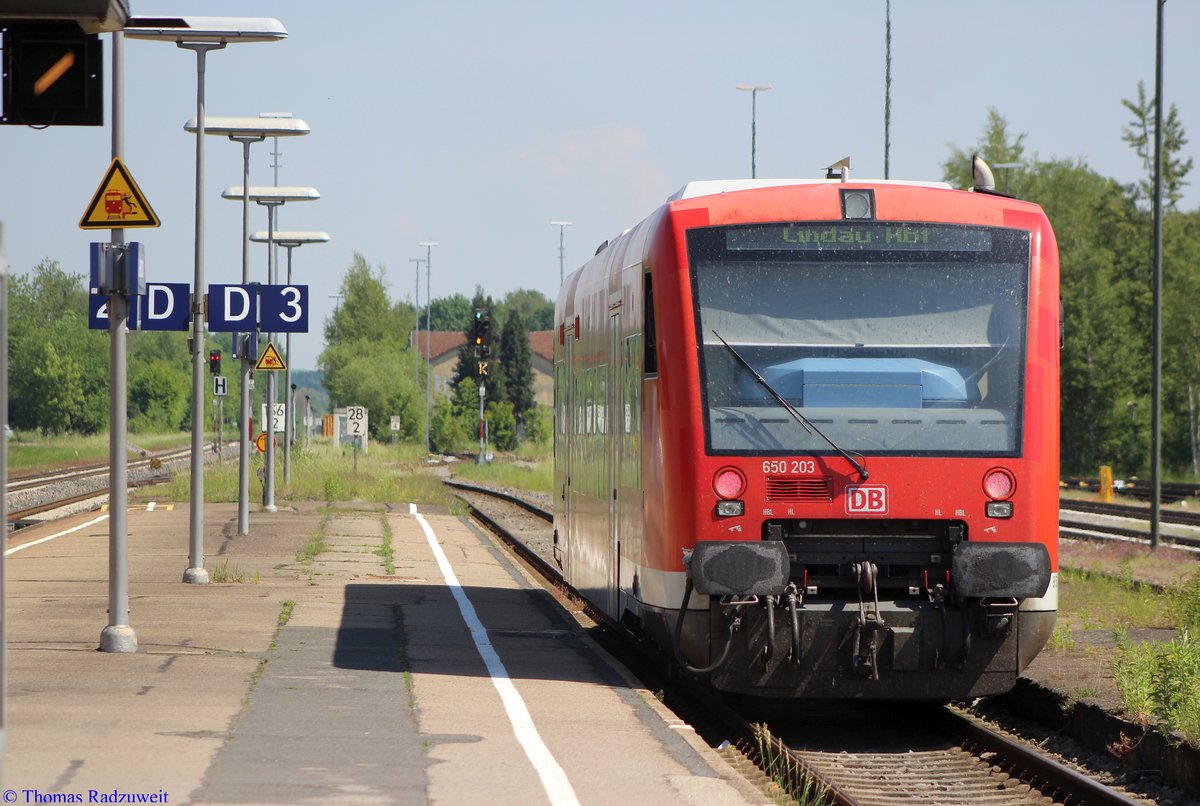 Aulendorf am 29. Mai 2017. Der RB nach Lindau Hbf verläßt den Bahnhof in Richtung Bad Waldsee auf der KBS 753.