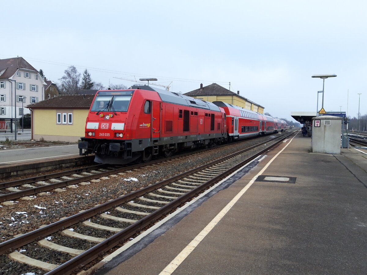 Aulendorf im Januar 2020 mit 245 035 vor einem RE in Richtung Friedrichshafen