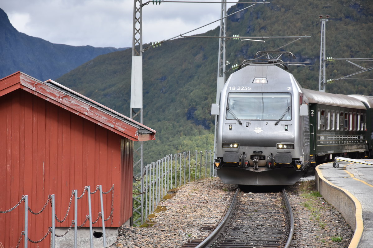 AURLAND (Provinz Sogn og Fjordane), 09.09.2016, Lok 18 2255 bei der Einfahrt in den Bahnhof Myrdal (Kommune Aurland); diese Lok wird in einigen Minuten den Zug 1857 der Flåmsbana auf der fast 900 m hohen Abfahrt nach Flåm am Aurlandfjord schieben bzw. bremsen