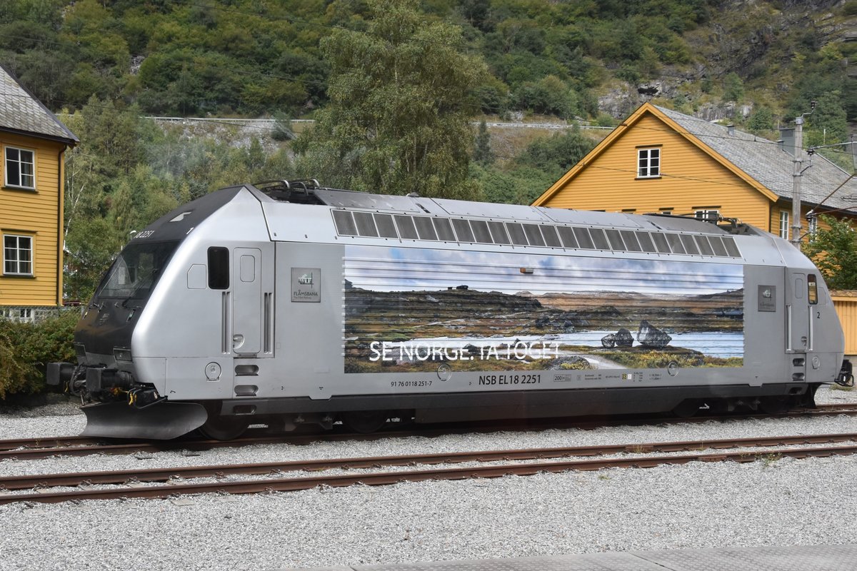 AURLAND (Provinz Sogn og Fjordane), 09.09.2016, Seitenansicht von Lok 18 2251 im Bahnhof Flåm, dem Beginn (oder Ende) der Flåmsbana am Aurlandfjord