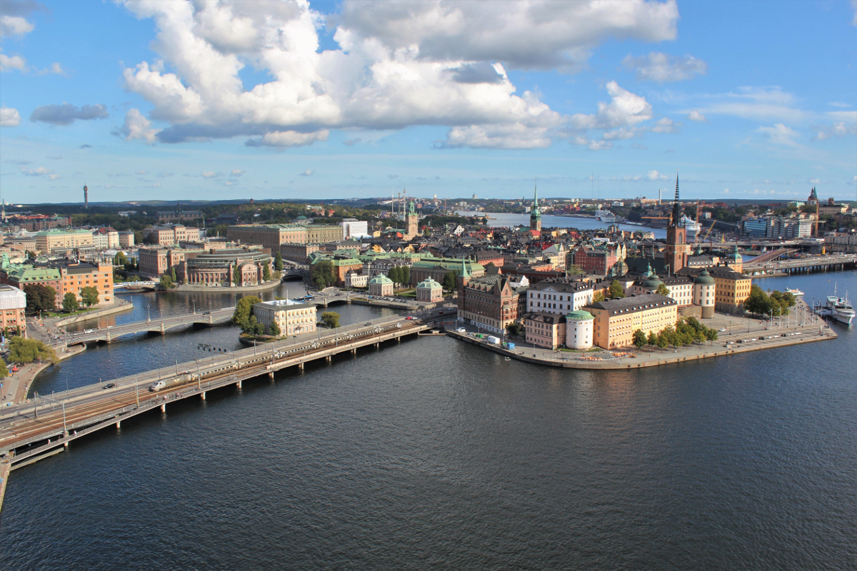 Aus 76m Höhe vom Rathausturm hat man einen wunderbaren Rundumblick über die Altstadt von Stockholm. Am 09.09.2018 macht sich gerade ein Snabbtåg auf den Weg nach Göteborg.