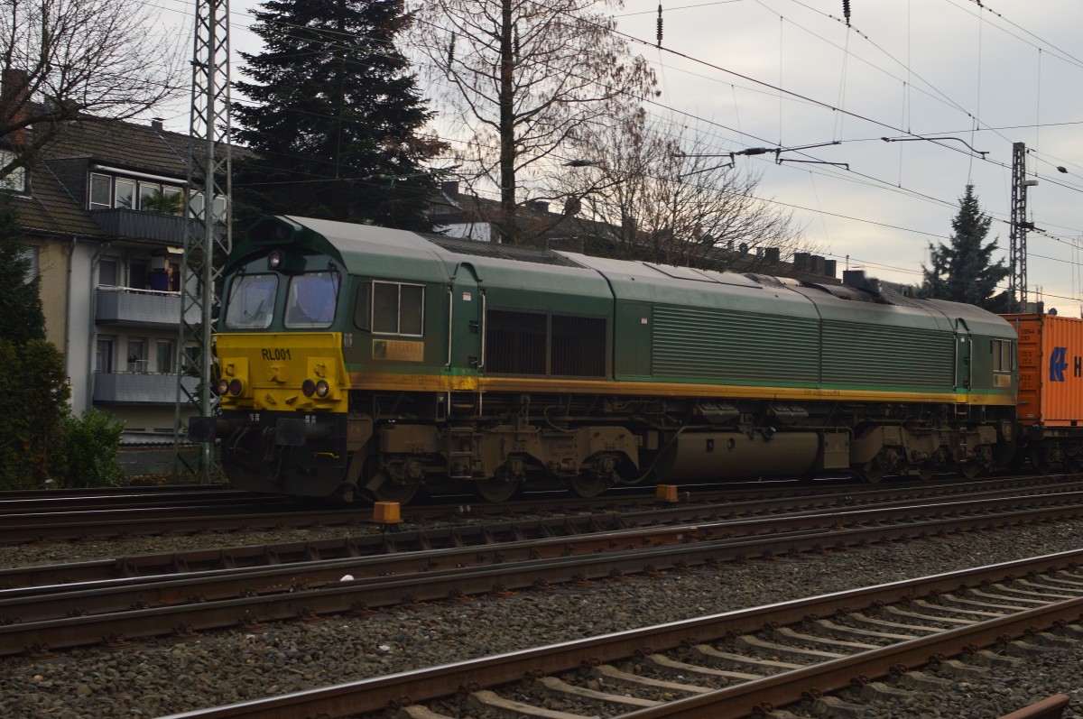 Aus Aachen kommend durchfährt die RTX 266 031-4 mit einem Kastelzug den Rheydter Hbf in Richtung Mönchengladbach. 22.1.2016