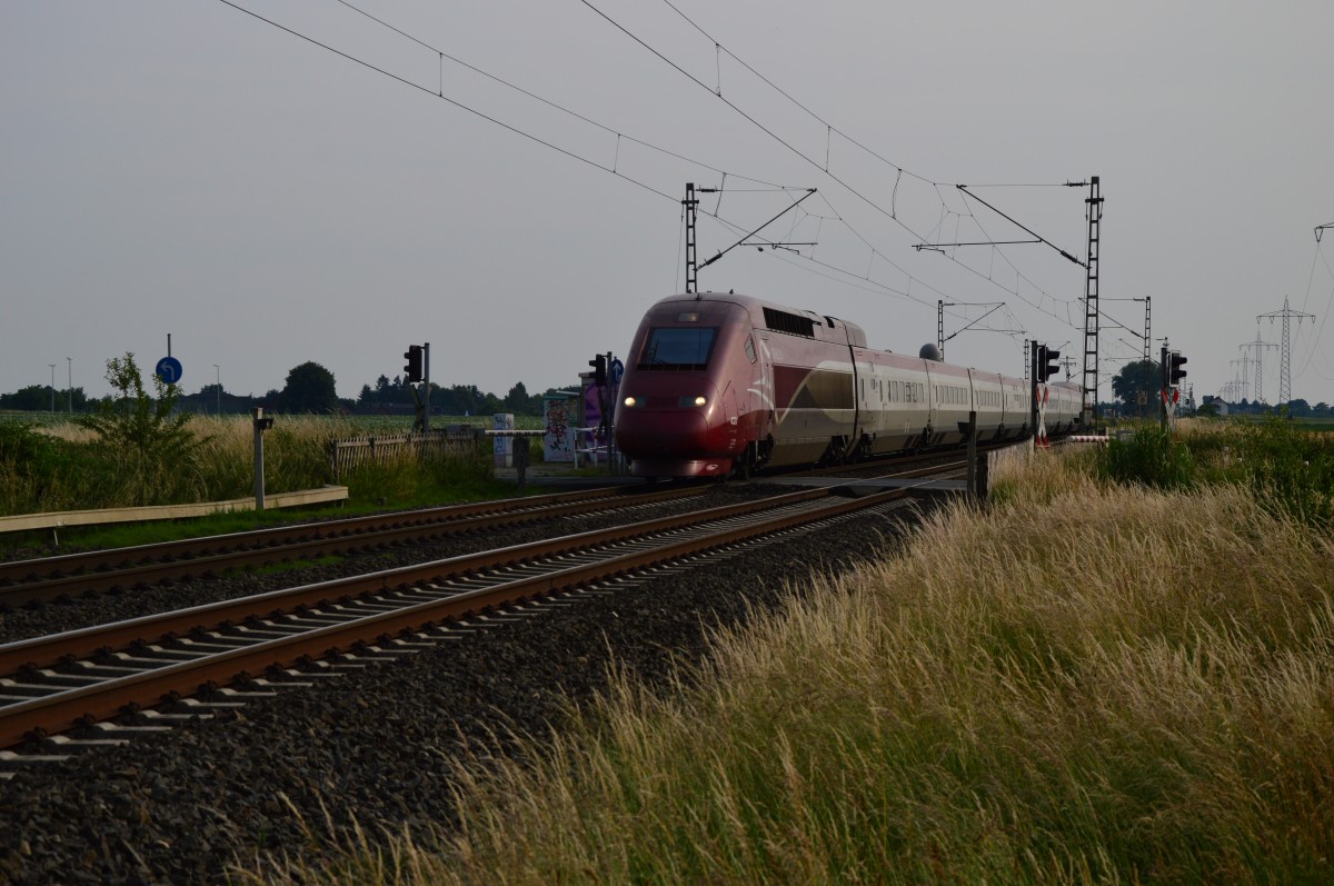 Aus Aachen kommt der Umleiter Thalys 4321 bei Wickrathhahn am Bü In der Schley/Am Chur gen Rheydt gefahren, wo er Kopf macht und dann über Grevenbroich nach Köln fahren wird.29.6.2015