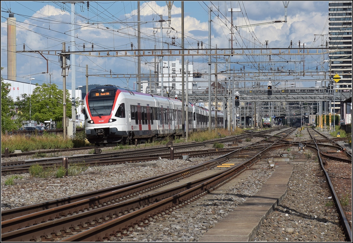 Aus aktuellem Anlass, der Blick von der G�terstrasse in die Gegenrichtung. Verbogene Dreifachtraktion mit Flirts, f�hrend RABe 523 043. Pratteln, August 2018.

F�r Ungl�ubige: Standort G�terstrasse. Hier entstand das Bild von der �ffentlichen Strasse, die ebenso einen Gleisanschluss enth�lt. Da k�rzlich bei einem Bild viele f�r freischalten votiert hatten, dort musste man aktiv auf die Gleise klettern, das geht nicht. Hier hingegen steht man im Bereich, der von Fussg�ngern, Radfahrern und Autos genutzt wird. Auch wenn Orte wie dies selten sind, da die Admins den Ort meist nicht kennen bitte immer eine plausible Erkl�rung dazu