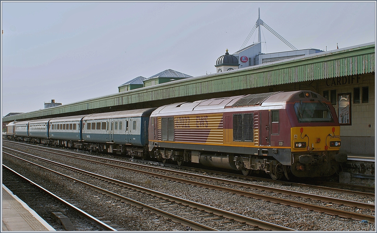 Aus aktuellem Anlass, T-Gauge kündigt die Class 67 als Neuheit an, stöberte ich in meinem Archiv und bin auf dieses Bild mit zwei Class 67 Lok mit ihrem Reisezug in Cardiff gestoßen.
Während die EWS 67022 zieht, schiebt hinten die EWS 67017 und im Sandwich haben sie vier Mark 2 Reisezugwagen.
Es dürfte sich um einen First Great Western Service von Cardiff nach Taunton handeln.
21. April 2010