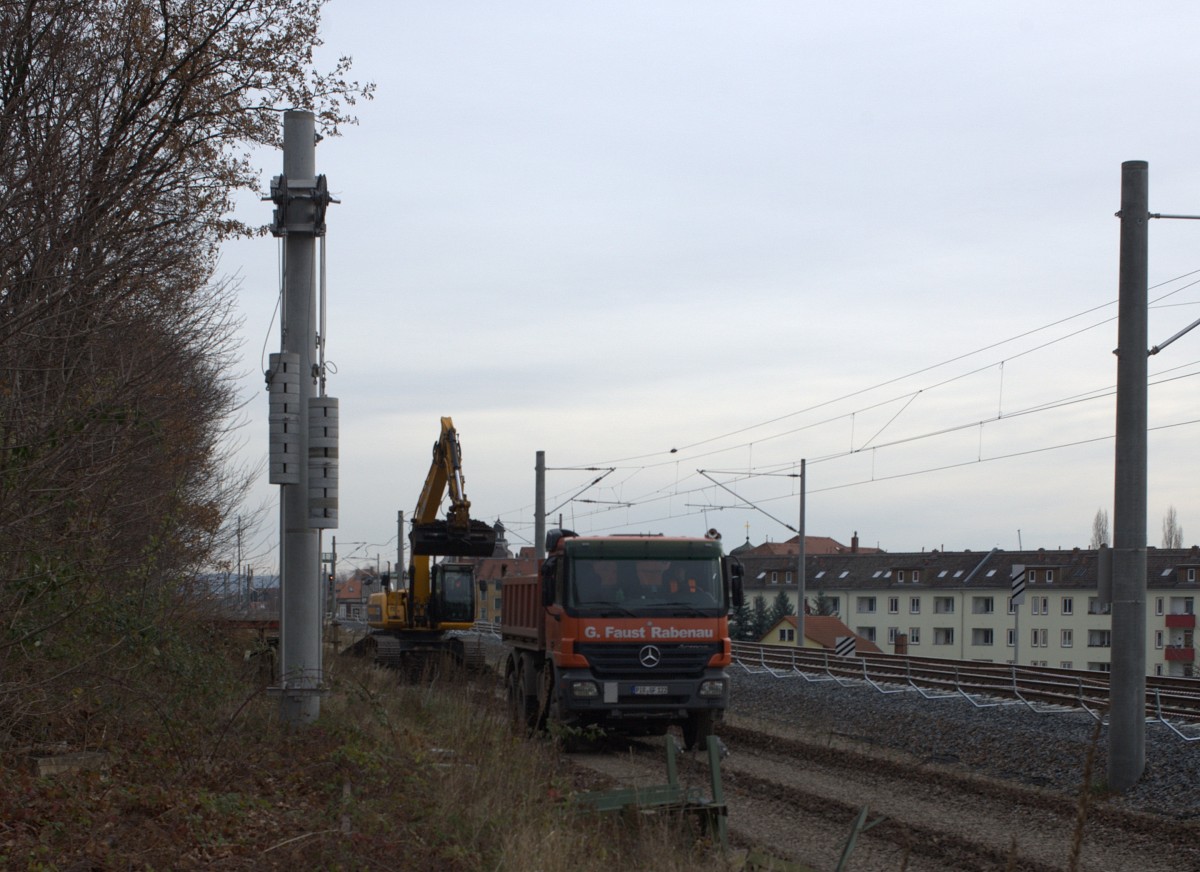 Aus der alten, nrdlichen S-Bahn Trasse ist aktuell eine Baustrae geworden.
Der Schotter  wir per LKW zu einem Zwischenlagerplatz gefahren.05.12.2013 12:55 Uhr