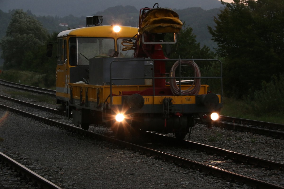 Aus Angst vor Böschungsbränden werden in Slowenien nachwievor Löschzüge hinter Dampflokomotiven nachgeschickt. Hier in Imena am Abend des 15August 2015