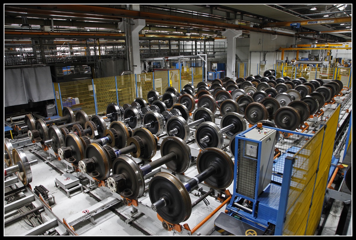 Aus Anlaß des hundertfünzigjährigen Bestehens der ÖBB - Werkstätte in Knittelfeld gab es am 5.10.2019 einen Tag der offenen Tür. Foto : Blick in die Halle der Radsatzaufarbeitung, dies ist das Kerngeschäft der Werkstätte.