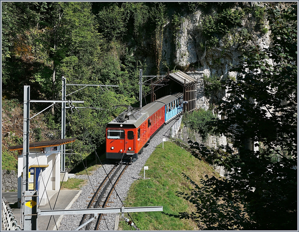 Aus Anlass des Jubiläums 125 Jahre Rocheres de Naye Bahn bietet die Zahnradbahn z.Z. täglich zwei Zugspaare unter dem Titel  La Belle Epoque fait son retour  an. Dieses Bild zeigt die Hem 2/2 11 mit dem talwärts fahrenden Zug (Rochers de Naye ab 16.11, Montreux an 17.10) bestehend aus den zwischen 1892 und 1909 gebauten Original-Wagen M-GL BC2 und BC 16 bei der Haltestelle Toveyre. 13. August 2017 
