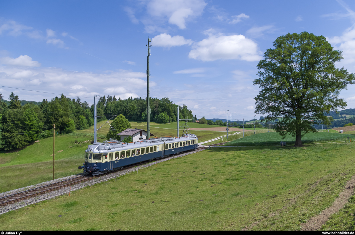 Aus Anlass der Taufe zweier MUTZ-Doppelstockzüge auf die Namen  Köniz  und  Schwarzenburg  wurden am 30. Mai 2015 auf der Strecke Bern-Schwarzenburg, welche als S6 in die S-Bahn Bern eingebunden ist, Fahrten mit dem historischen BCFe 4/6 736 angeboten. Hier befindet sich der Zug etwas unterhalb der Station Lanzenhäusern.