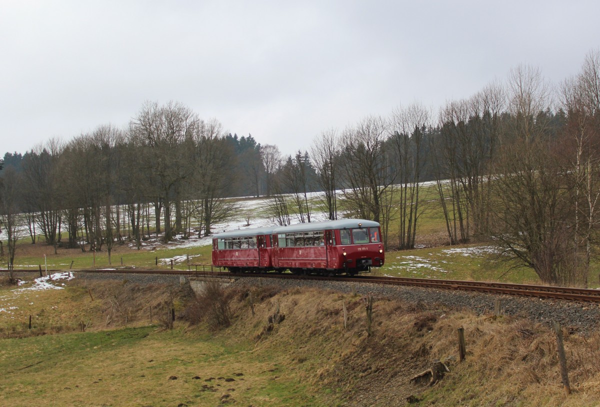 Aus Anlass der Wiedereröffnung der Strecke Selb Plößberg-Aš gab es am 12.03.16 eine Sonderfahrt. Sie führte von Chemnitz nach Aš, weiter nach Hranice v Čechách, Františkovy Lázně und zurück nach Chemnitz. Es fuhren 172 171-1 und 172 132-3 hier in Kamenná osada.