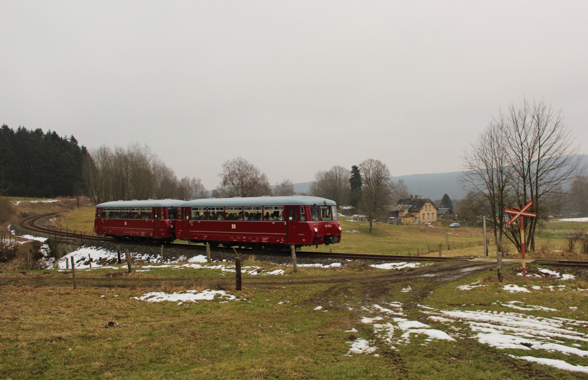 Aus Anlass der Wiedereröffnung der Strecke Selb Plößberg-Aš gab es am 12.03.16 eine Sonderfahrt. Sie führte von Chemnitz nach Aš, weiter nach Hranice v Čechách, Františkovy Lázně und zurück nach Chemnitz. Es fuhren 172 132-3 und 172 171-1 hier in Kamenná osada.