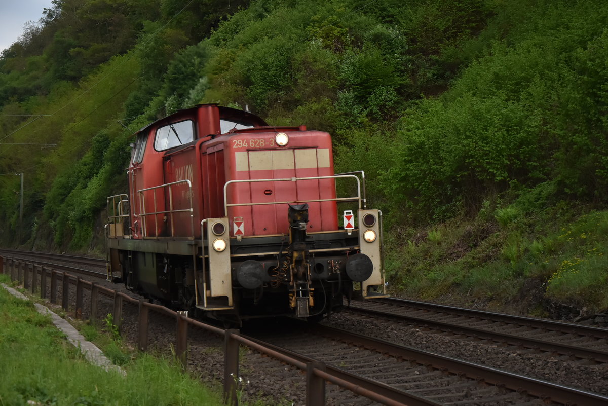 Aus Bacherach kommend ist hier die 294 628-3 zusehen als sie gen Oberwesel fährt am Abend des 3.5.2019