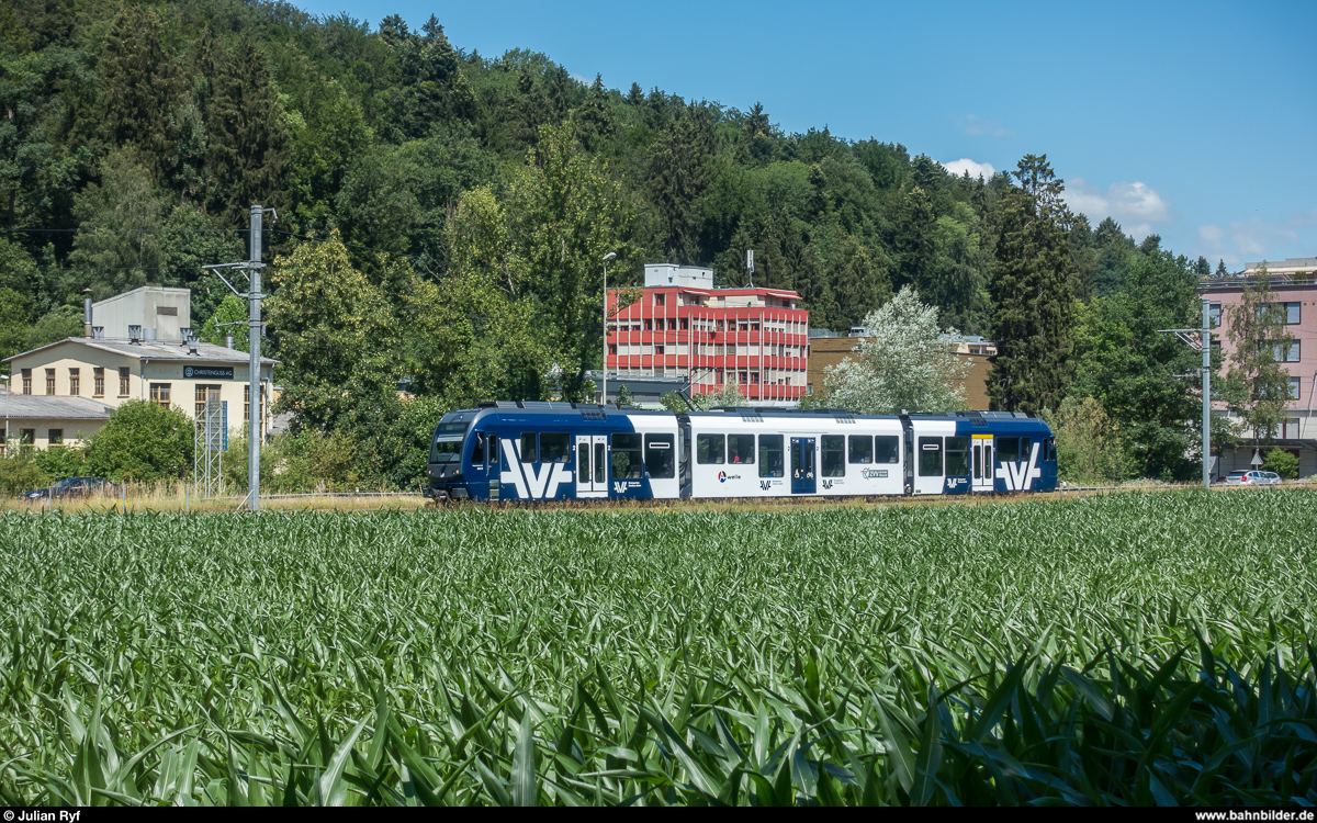 Aus BDWM und WSB wird Aargau Verkehr (AVA). Die beiden Unternehmen wurden letzte Woche rückwirkend per 1. Januar 2018 fusioniert. <br>
Der vormals mit Werbung für das Spital Muri beklebte BDWM ABe 4/8 5011 trägt seit dem 21. Juni 2018 das neue Design von AVA. Hier am 22. Juni 2018 bei Reppischhof.
