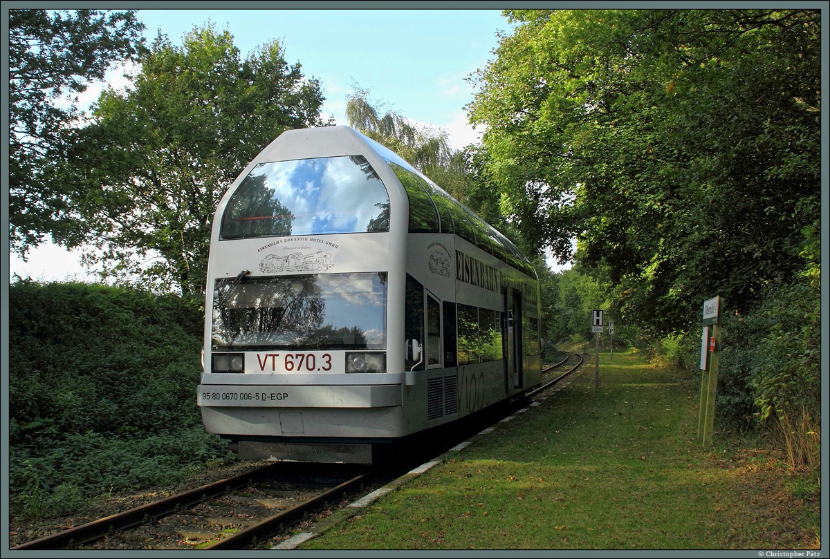 Aus betrieblichen Gründen legen die EGP-Züge von Pritzwalk nach Krakow am See am Haltepunkt Silbermühle einen längeren Halt ein. Am 27.09.2014 pausiert VT 670.3 an dem idyllisch gelegenen Haltepunkt.