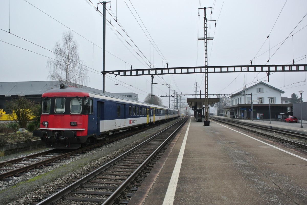 Aus betrieblichen Gr�nden musste der EWI HVZ Pendel welcher Mo-Fr einmal t�glich Sissach-Basel-Olten f�hrt ausnahmsweise �bers Wochenende in Aarburg-Oftringen statt in Olten abgestellt werden. BDt 50 85 82-33 989-3, A EWI 031-1, B EWI 334-5, B EWI 260-2 und Re 4/4 II 11116, 06.02.2016.