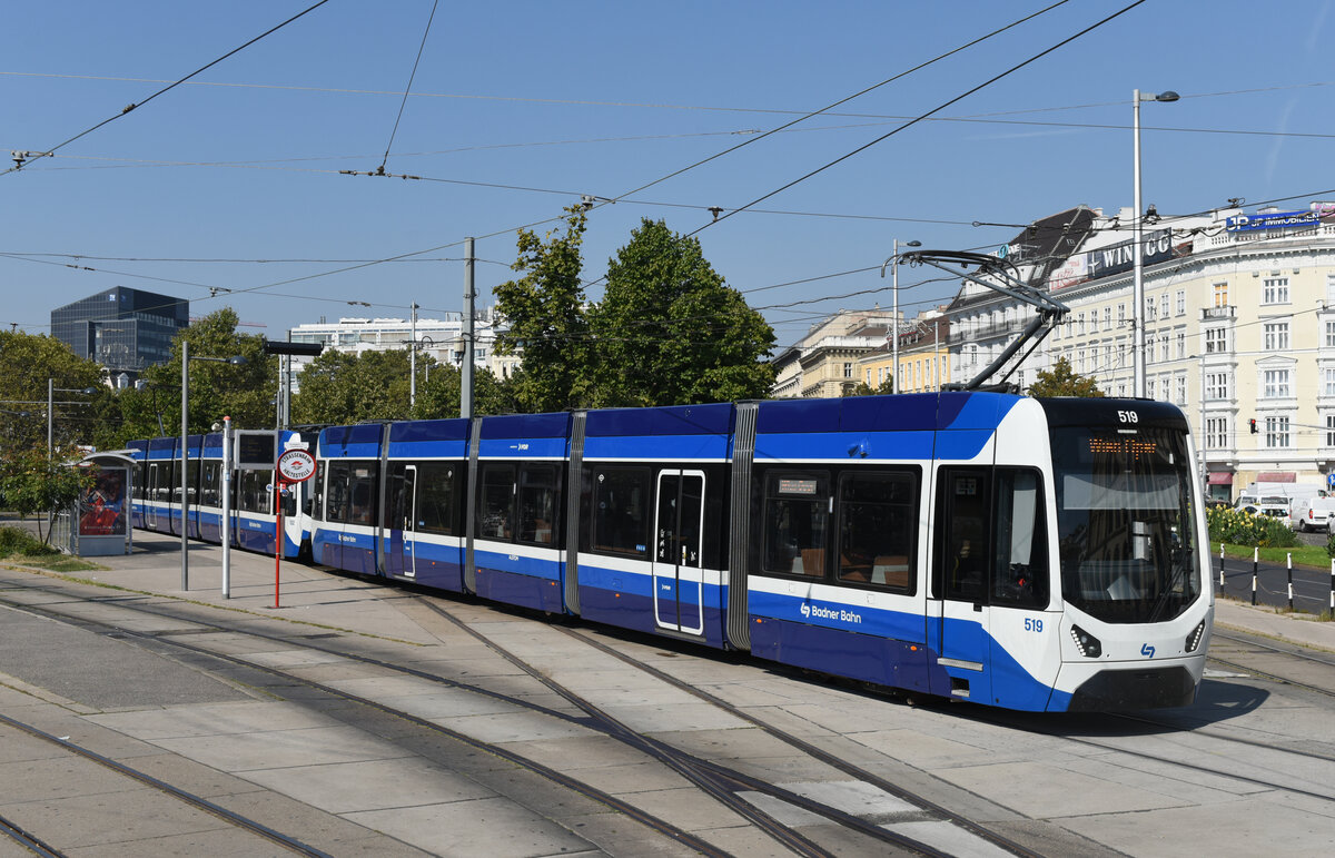 Aus der Biedermeierstadt Baden kommend, überquerten die neuen Triebwägen 519 und 518 am 11. September 2023 Baden, nächste Station Staatsoper!