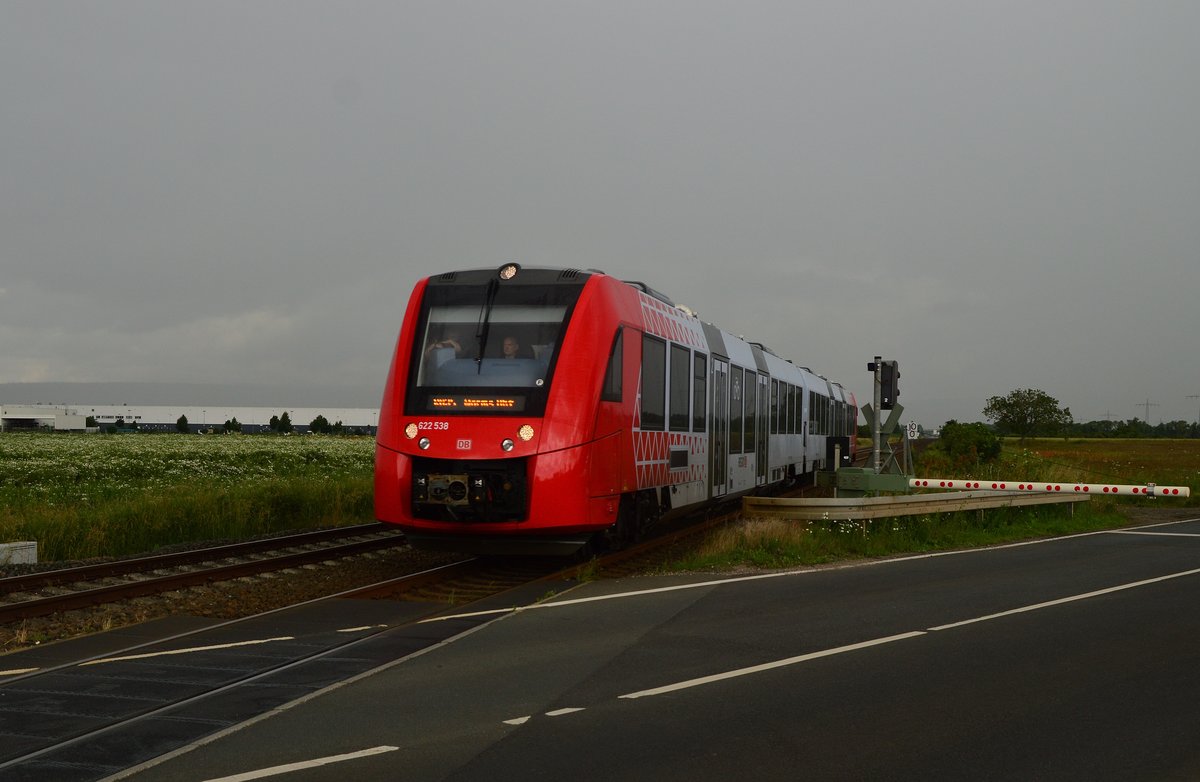 Aus Bingen kommt der als RB fahrende Zug gerade zurück, er ist nach Worms unterwegs.18.56.2016 
