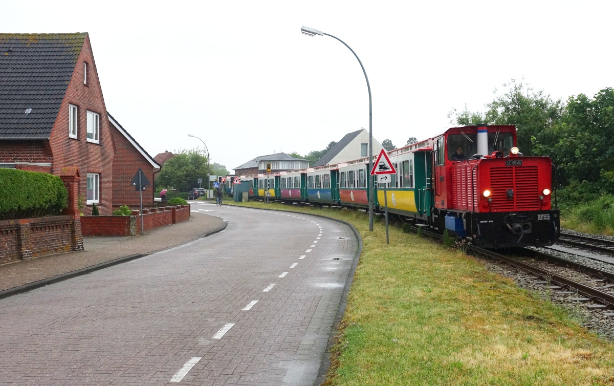 Aus Borkum Reede kommend nähert sich die Schöma-Lok  Berlin  am 30.06.2021 dem Borkumer Kleinbahnhof. Die Strecke der Borkumer Kleinbahn ist durchgehend zweigleisig.