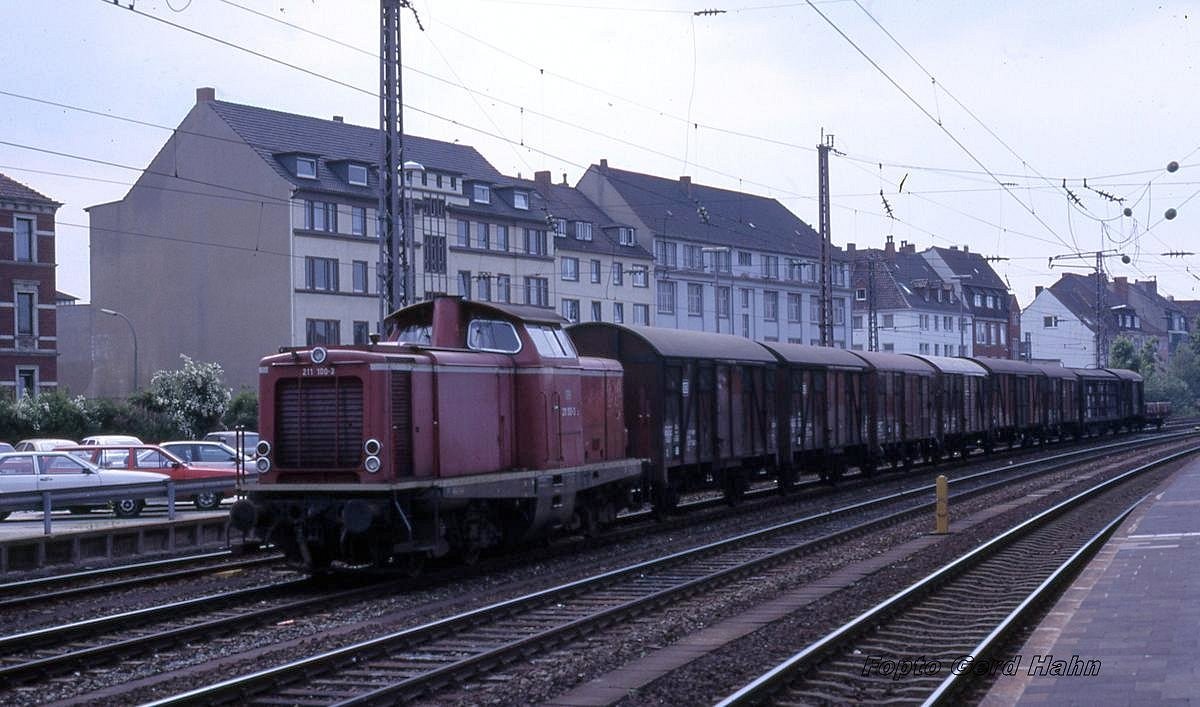 Aus Bramsche kommend erreicht 211100 mit ihrem Güterzug am 3.7.1987 um 17.15 Uhr den unteren Bahnhof in Osnabrück.