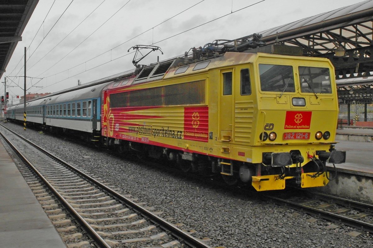 Aus Brünn kommend hat 362 121-6 mit Schnellzug am 15.11.2015 das Ziel, Prag Hauptbahnhof erreicht.