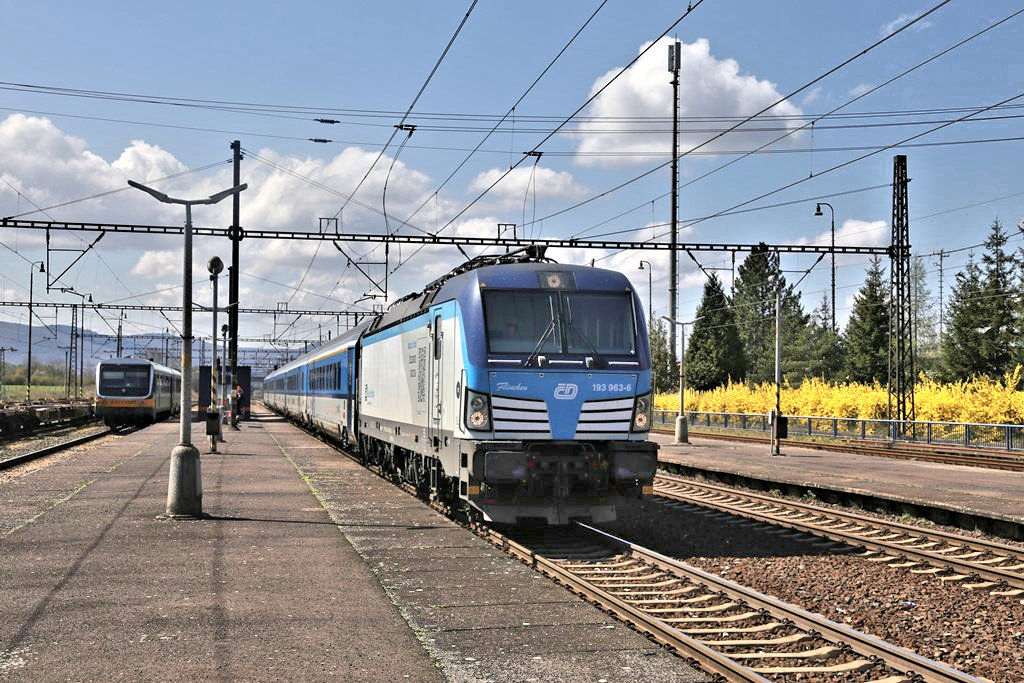 Aus Cheb fährt hier am 19.4.2023 uum 12.01 Uhr der R Krusnohor nach Prag in den Bahnhof Kadan Prunerov ein. Zuglok ist die Vectron 193963-6.