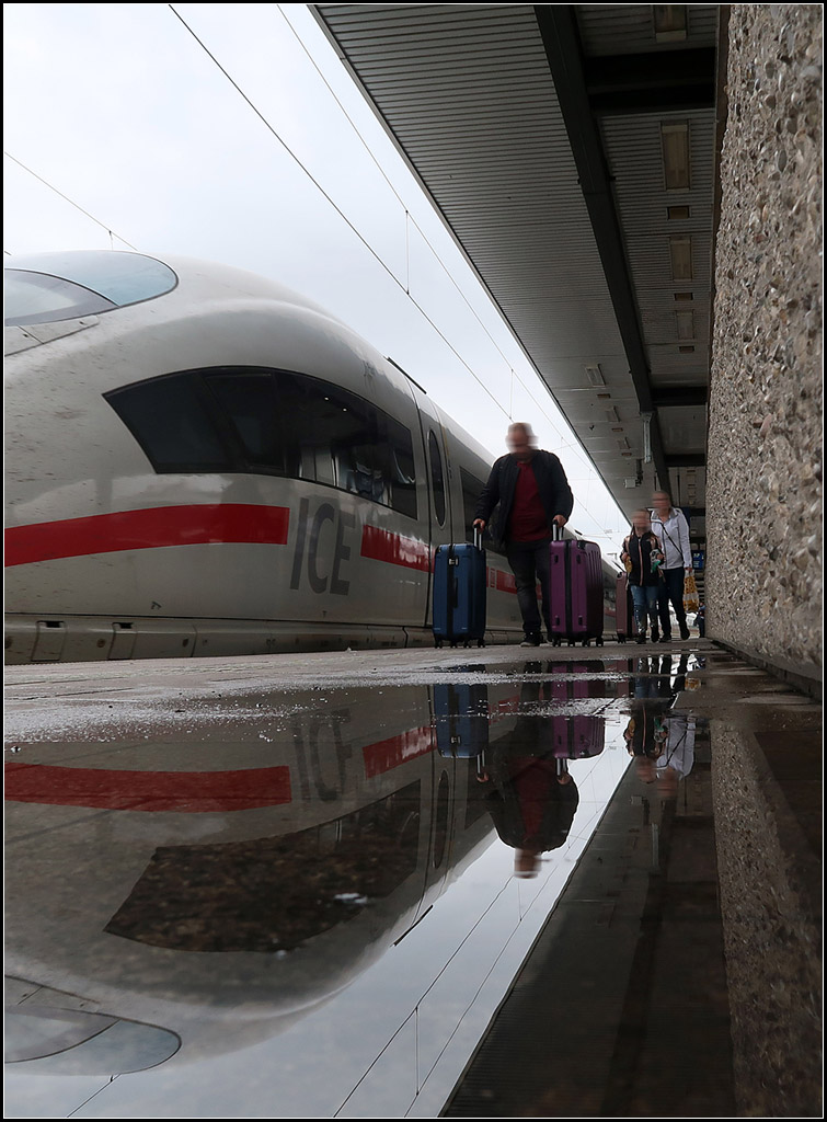 Aus Dackelsicht -

Abfahrt eines ICE 3 im Nürnberger Hauptbahnhof.

19.08.2019 (M)