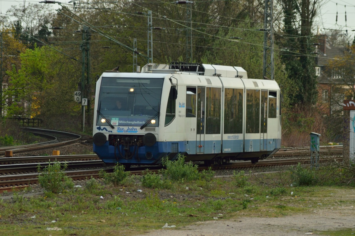 Aus Dalheim kommend ist der RTB Triebwagen 6.010 hier in Rheydt Hbf bei der Einfahrt zu sehen am Mittwochabend den 2.4.2014
