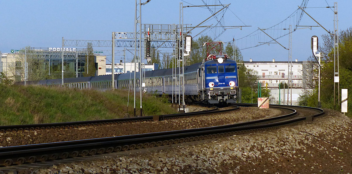 Aus der Deckung wagt sich dieser TLK (Twoje Linie Kolejowe) in Poznan. TLK-Züge sind preiswerte Fernverkehrszüge, sie sind die Produktklasse unter dem Intercity und verfügen teils nicht über Klimaanlage oder Bordrestaurant. EP08-012 am 21.4.2019 in Poznan