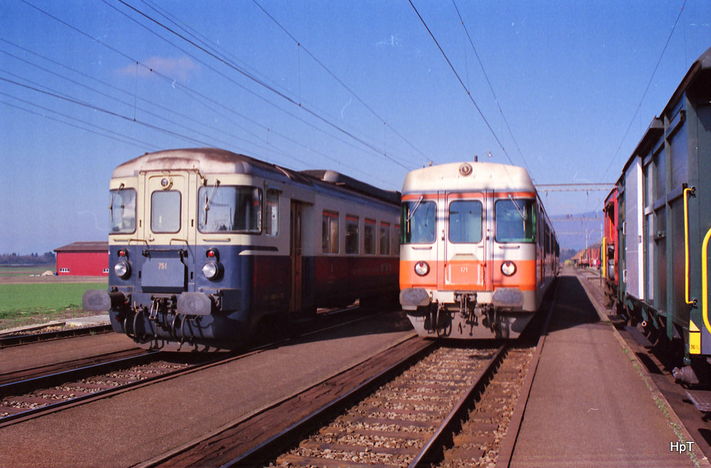 Aus dem Archiv / BLS + GFM - Triebwagen ABDe 4/8  751 und Triebwagen RABDe 4/4 171 im Bahnhof Ins am 15.03.1989