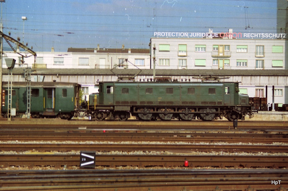 Aus dem Archiv / SBB - Ae 4/7 mit Gepäckwagen im Bahnhof Biel 18.03.1989