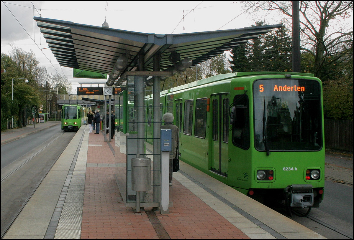 Aus dem Archiv -

Die Haltestelle Bleekstraße an der Linie 5 in Hannover-Kleefeld wurde trotz der Lage der Gleise in der Straße 1998 mit einem Mittelhochbahnsteig versehen.

01.11.2006 (M)