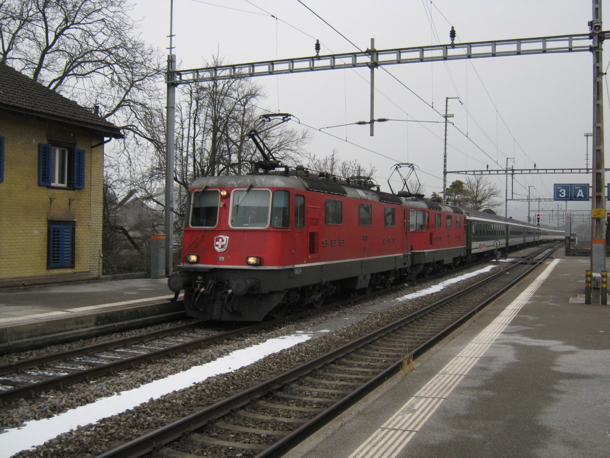 Aus dem Archiv: Re 4/4 II 11209 mit einer weiteren BoBo mit Leermaterialzug bei Durchfahrt in Landquart, 02.01.2011.