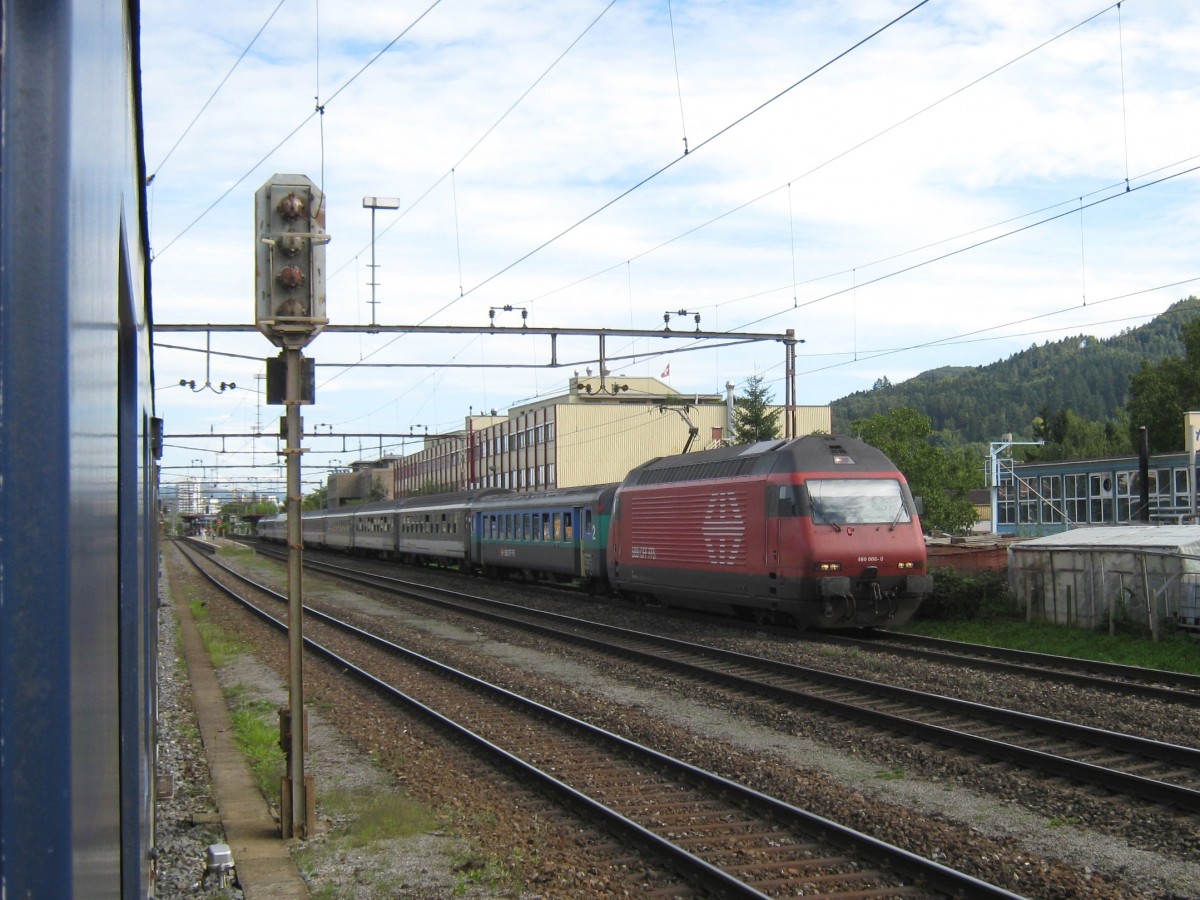 Aus dem Archiv; Re 460 006-0 mit einem bunten IR Zrich-Bzberg-Basel in Wettingen. Das Bild wurde aus einem EWI Pendle gemacht, 11.08.2011.

