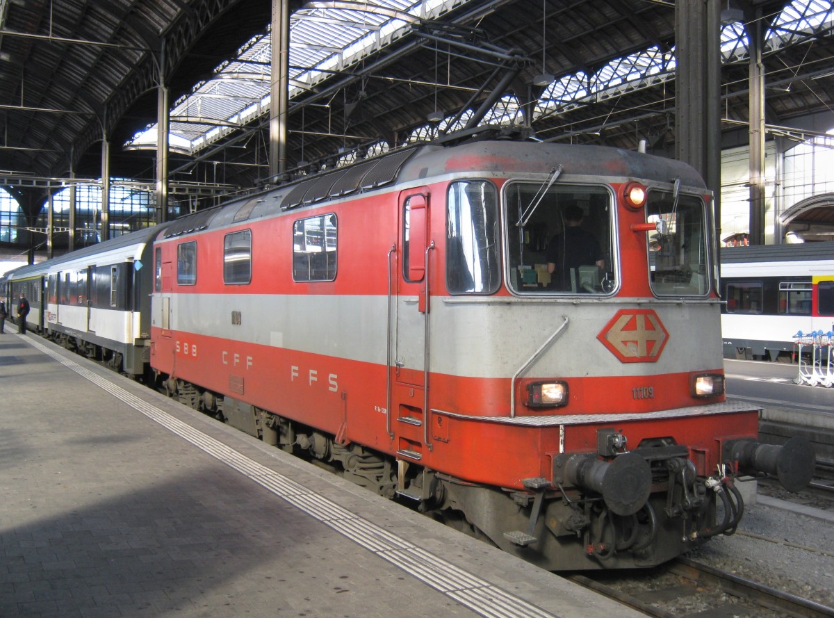 Aus dem Archiv: Swiss Express Re 4/4 II 11109 mit einem Gotthard IR in Basel SBB, 26.10.2011.