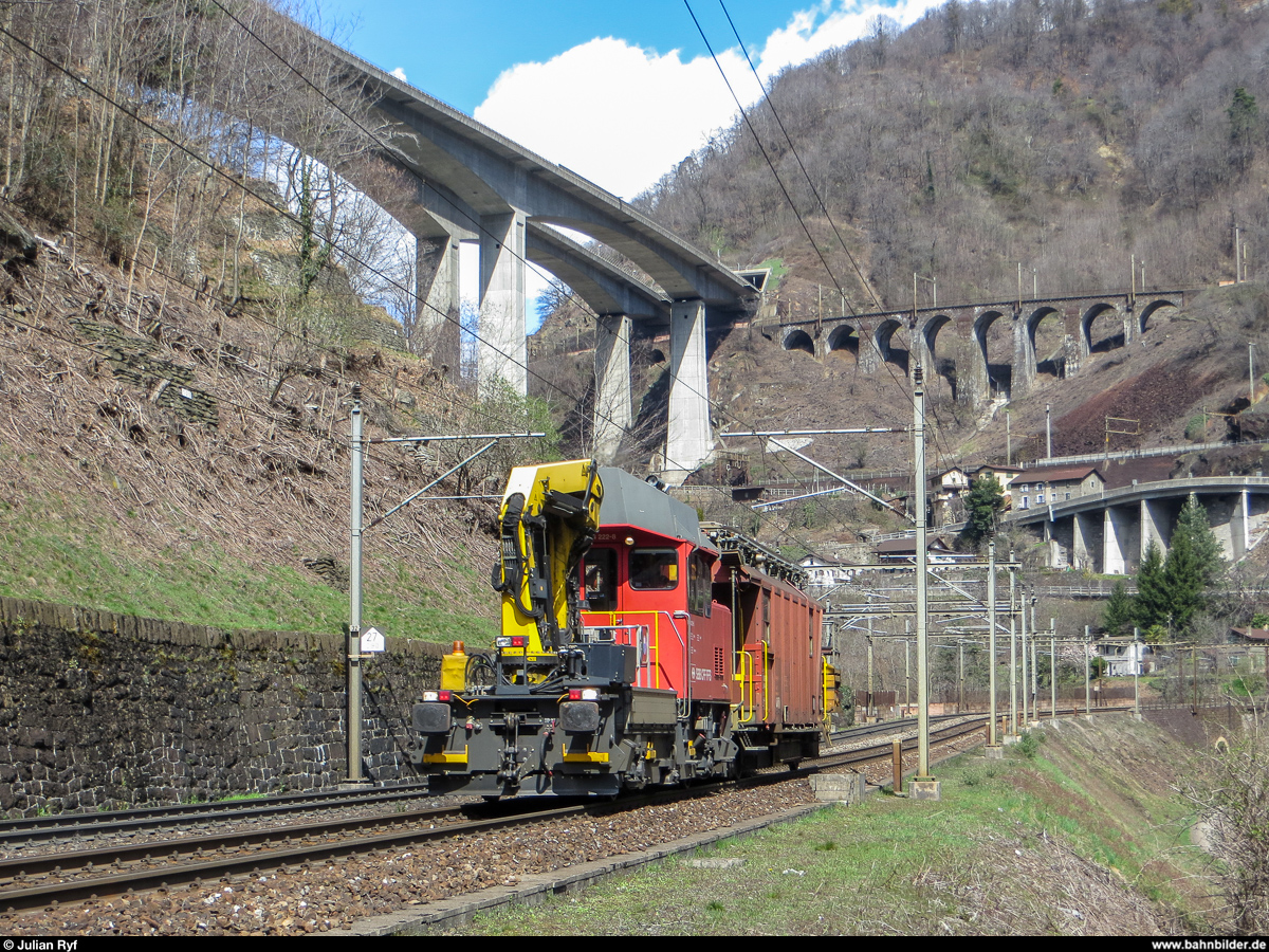 Aus dem Archiv...Gotthardbahn<br>
Am 10. April 2013 fährt die  Ameise  Tm 234 222 mit einem Fahrleitungswagen in der Biaschina talwärts.