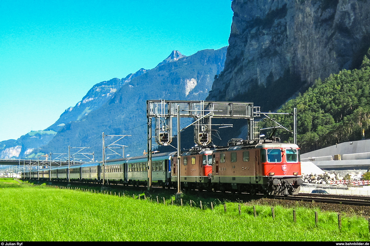 Aus dem Archiv...Gotthardbahn<br>
Am 18. August 2012 entstand kurz vor Erstfeld dieses Bild eines Pilgerzuges mit SNCF Corail-Wagen und einer Doppeltraktion Re 4/4 II an der Spitze. Der Streckenabschnitt ist inzwischen Geschichte, er wurde durch den Bau des Gotthard Basistunnels (im Hintergrund zu sehen) verschoben.<br>
Ich bitte, die schlechte Bildqualität zu entschuldigen, mit meiner damaligen Kamera und Erfahrung war leider kein besseres Ergebnis möglich.