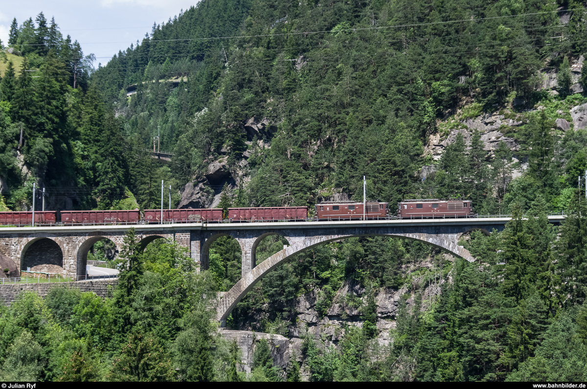 Aus dem Archiv...Gotthardbahn<br>
Am 29. Juni 2015 befahren die BLS Re 4/4 185  Lalden  und 188  Naters  mit dem Stahlzug aus Emmenbrücke die mittlere Meienreussbrücke in Wassen.