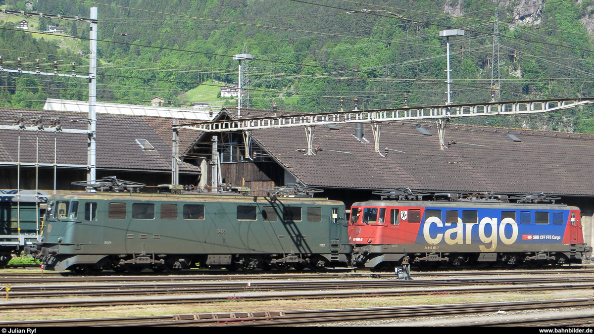 Aus dem Archiv...Gotthardbahn<br>
Am 5. Juni 2013 waren die Ae 6/6 noch im Einsatz, wenn auch nicht mehr lange. Die 11488 und 11496 stehen im Bahnhof Erstfeld für Schiebedienste bereit.