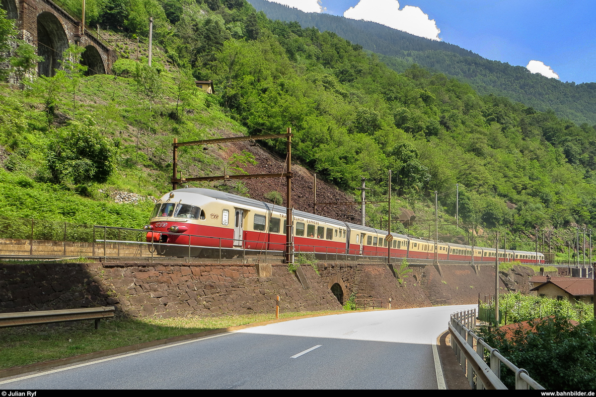 Aus dem Archiv...Gotthardbahn<br>
Der SBB Historic RAe TEE II war am 15. Juni 2013 unterwegs zum Tag der offenen Tür im IW Bellinzona. Hier bei der Rückfahrt auf der mittleren Ebene der Biaschina.