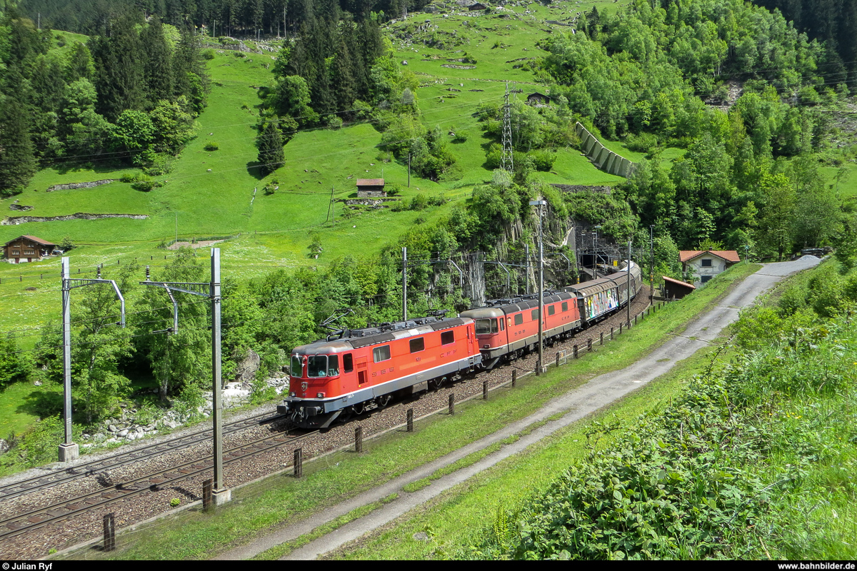 Aus dem Archiv...Gotthardbahn<br>
Ein spezielles Tandem überraschte mich auch am Nachmittag des 5. Juni 2013 in der Wattingerkurve in Wassen - die ex-SOB Re 4/4 III 11351 (der Südostbahn-Schriftzug auf der Seite ist auch heute noch zu erahnen) bespannte zusammen mit dem Re 6/6 Prototypen 11601  Wolhusen  einen gemischten Güterzug.
