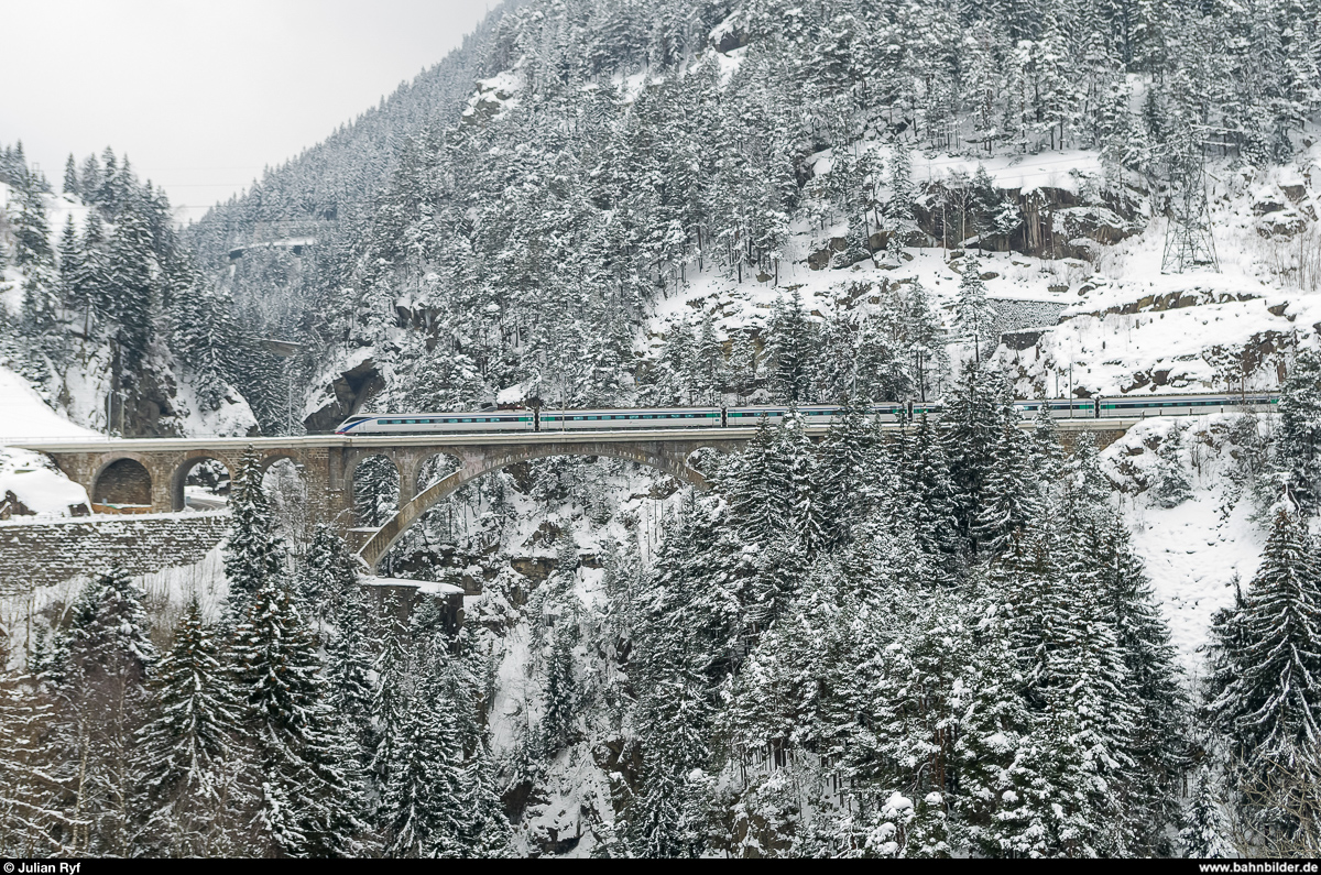 Aus dem Archiv...Gotthardbahn<br>
Ein Trenitalia ETR 470 auf dem Weg von Milano Centrale nach Zürich HB befährt am 7. Februar 2015 die mittlere Meienreussbrücke in Wassen.