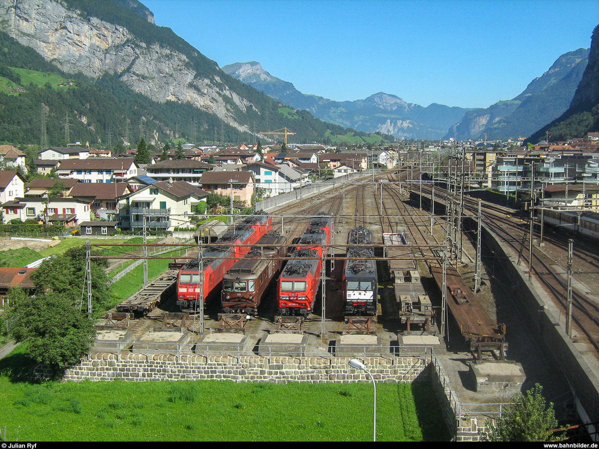 Aus dem Archiv...Gotthardbahn<br>
Im 2012 stand am Bahnhof Erstfeld ein Aussichtsturm. Am 18. August entstand von dort oben dieses Bild der abgestellten nicht-SBB-Loks für Vorspann- und Schiebedienste.