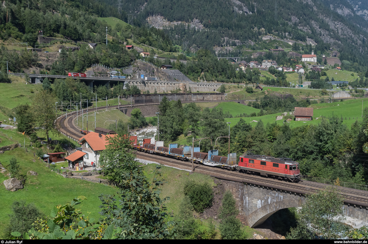 Aus dem Archiv...Gotthardbahn<br>
m 7. September 2015 ist Re 4/4 II 11287 mit einem kurzen Güterzug bei Wassen unterwegs Richtung Süden.