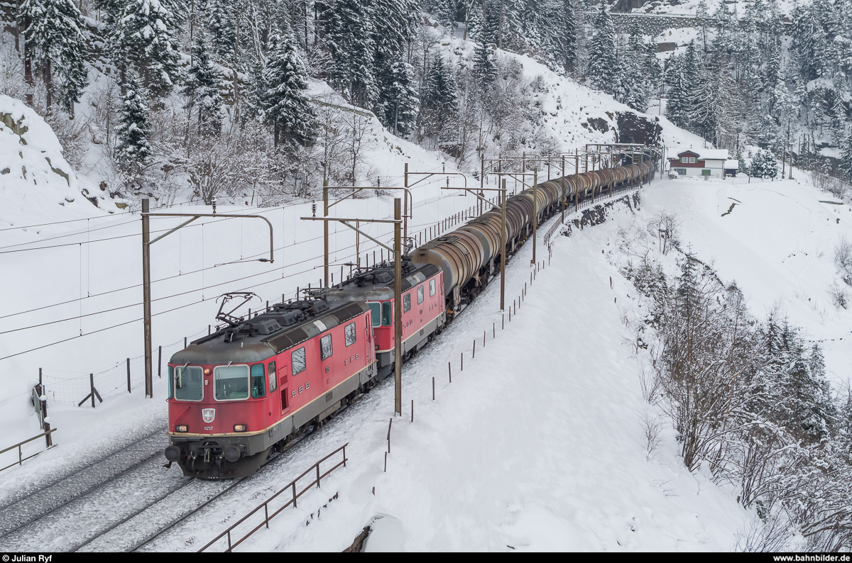 Aus dem Archiv...Gotthardbahn<br>
Re 4/4 II 11257 und eine weitere Re 4/4 II fahren am 7. Februar 2015 mit einem Kesselwagenzug auf der dritten Ebene bei Wassen südwärts.