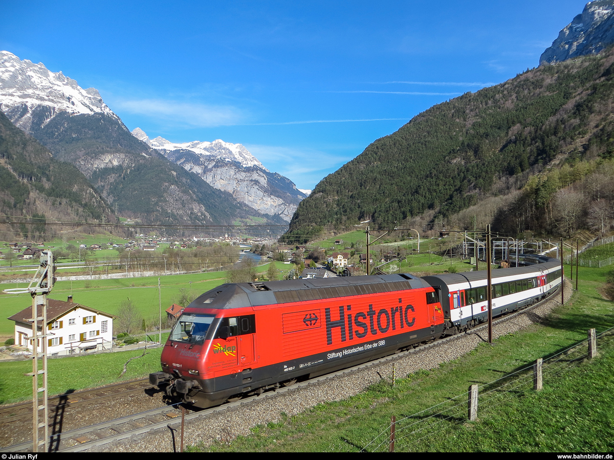 Aus dem Archiv...Gotthardbahn<br>
Re 460 102 mit Werbung für SBB Historic am 29. März 2014 unterwegs in den Süden.