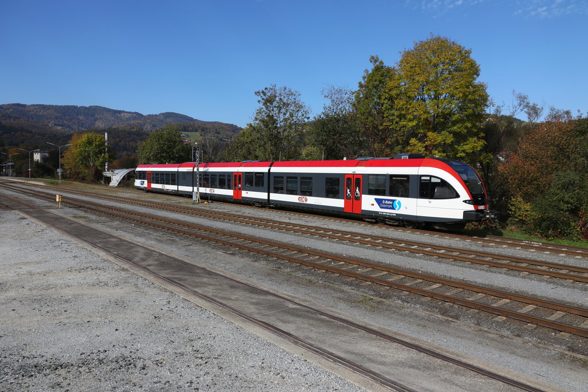 Aus dem Bahnhof Deutschlandsberg hinaus startet R8560 mit etwas Verspätung. 

12.10.2017