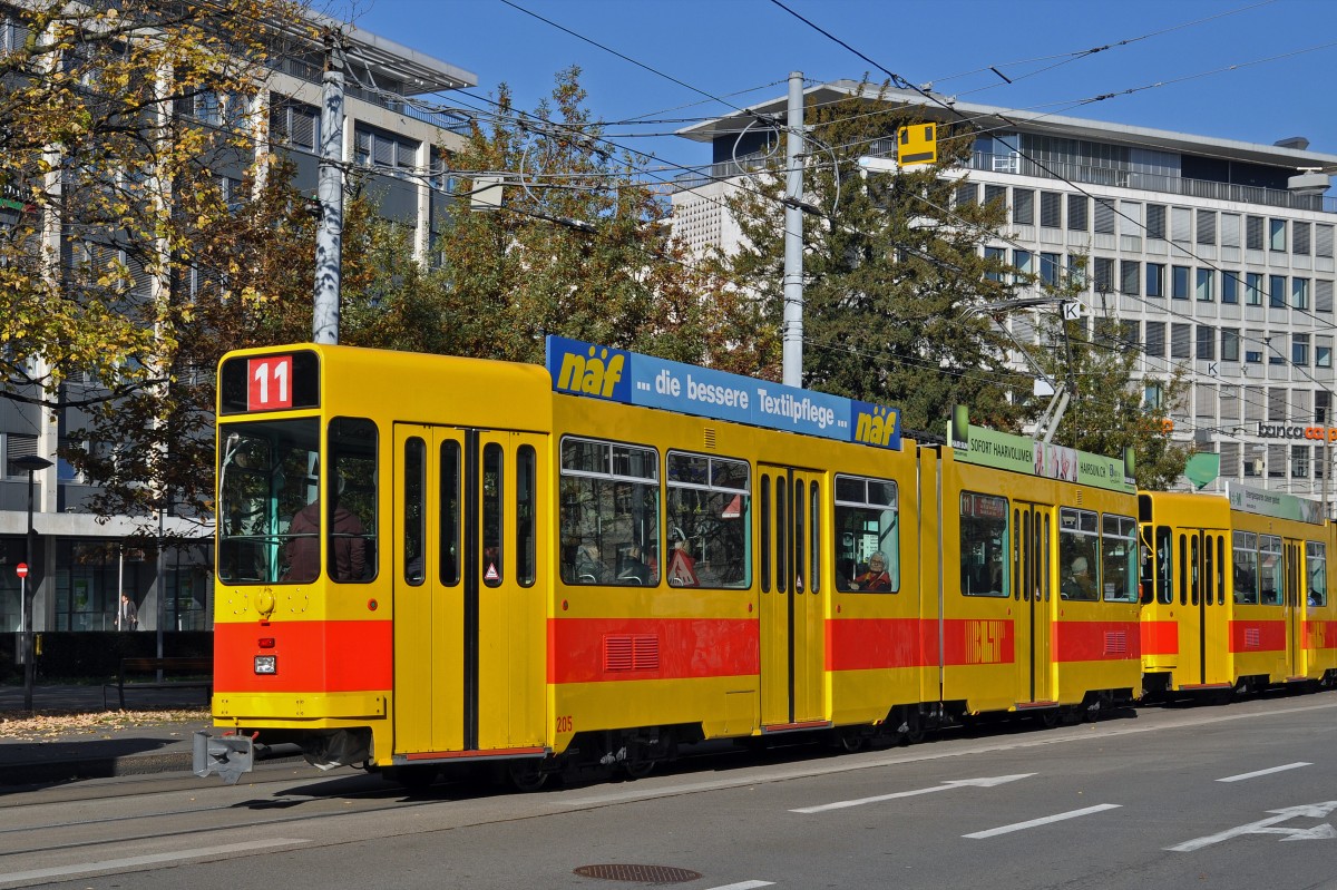 Aus dem Be 4/8 205 ist wieder ein Be 4/6 geworden. Hier ist der Wagen auf der Linie 11 am Aeschenplatz. Die Aufnahme stammt vom 02.11.2015.