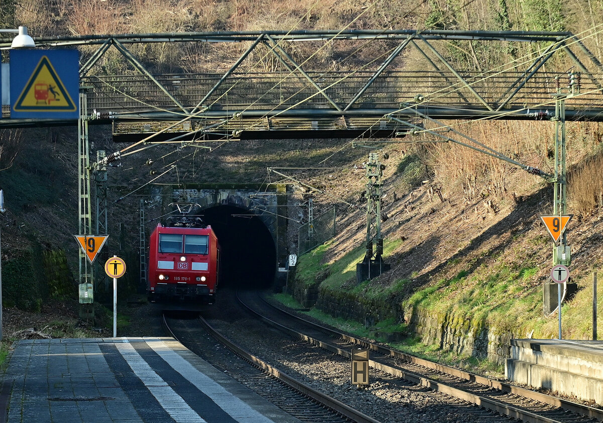 Aus dem Binauer Tunnel kommt gerade die 185 176 mit einem leeren Autotransportwagenzug fürs Audiwerk in Neckarsulm gefahren. 15.0.2023
