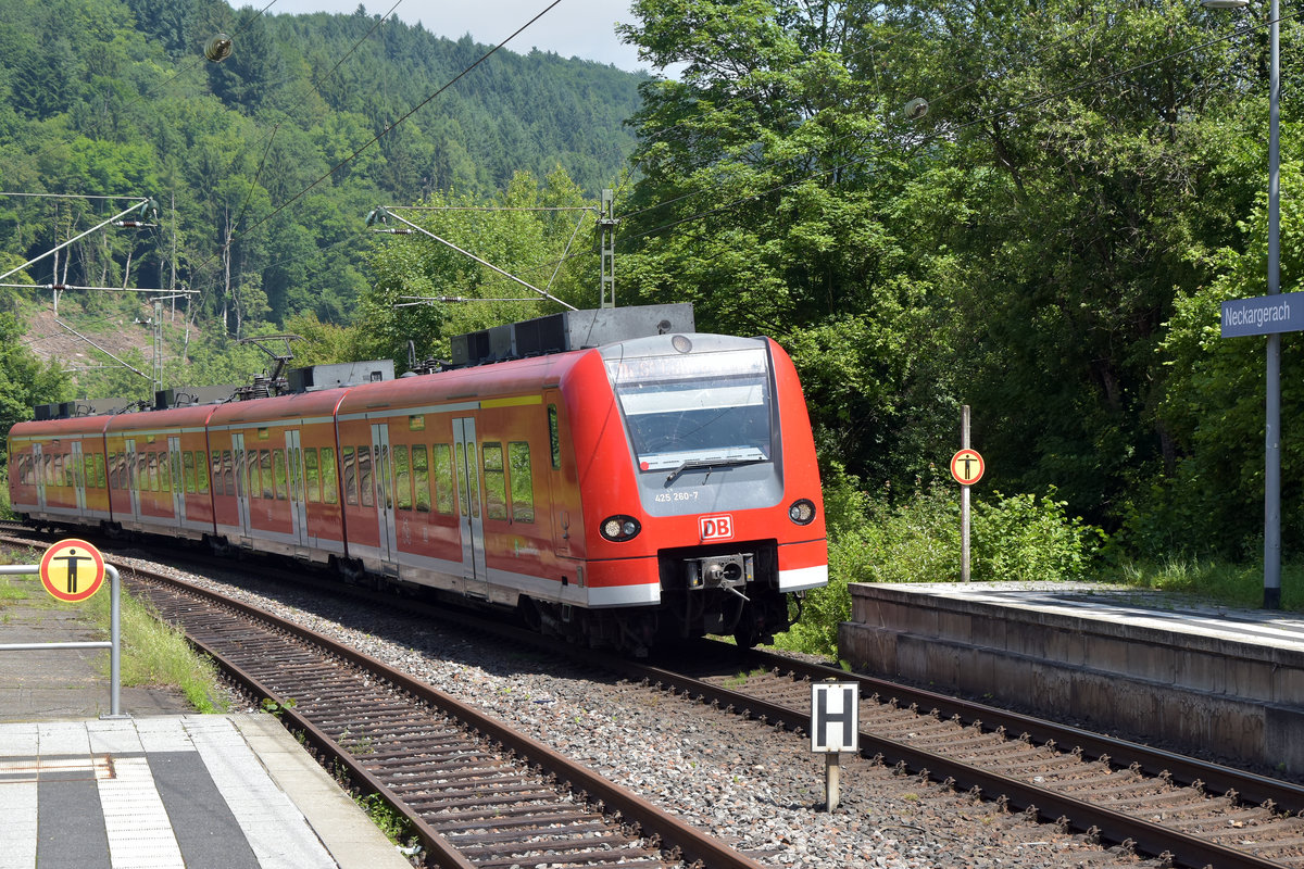 Aus dem Bogen in den Bahnhof Neckargerach einfahrend ist hier der 425 260 am heutigen Samstagmittag den 10.Juni 2017 zu sehen, er ust ist als S1 nach Osterburken unterwegs.
